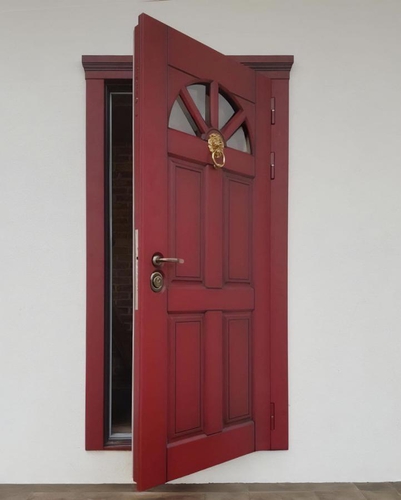 Красная дверь с кнокером Красная дверь с кнокером