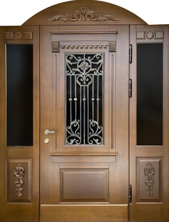 Парадная входная дверь с терморазрывом, остеклением и ковкой (массив с резьбой)