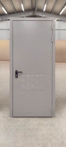 Дверь с отверстиями для вентиляции