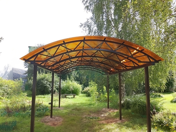 Арочный навес для дачи с кровлей покрытой желтым поликарбонатом Арочный навес для дачи с кровлей покрытой желтым поликарбонатом
