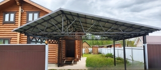 Двускатный навес с крышей из профлиста для установки на загородном участке Двускатный навес с крышей из профлиста для установки на загородном участке