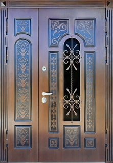 Полуторастворчатая уличная термодверь с отделкой МДФ, с решеткой и остеклением Полуторастворчатая уличная термодверь с отделкой МДФ, с решеткой и остеклением