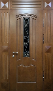 Входная термодверь с широкими наличниками, узким стеклом и ковкой (отделка МДФ)