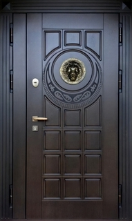 Полуторастворчатая входная термодверь с чеканкой «голова льва» (темные панели МДФ шпон)